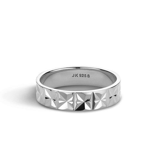 Medium Reflection ring i sølv fra Jane Kønig med mønstret 6 mm bred ringskinne fra Reflection kollektionen.